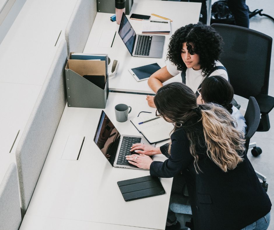 vrouwen aan bureau aan het werk